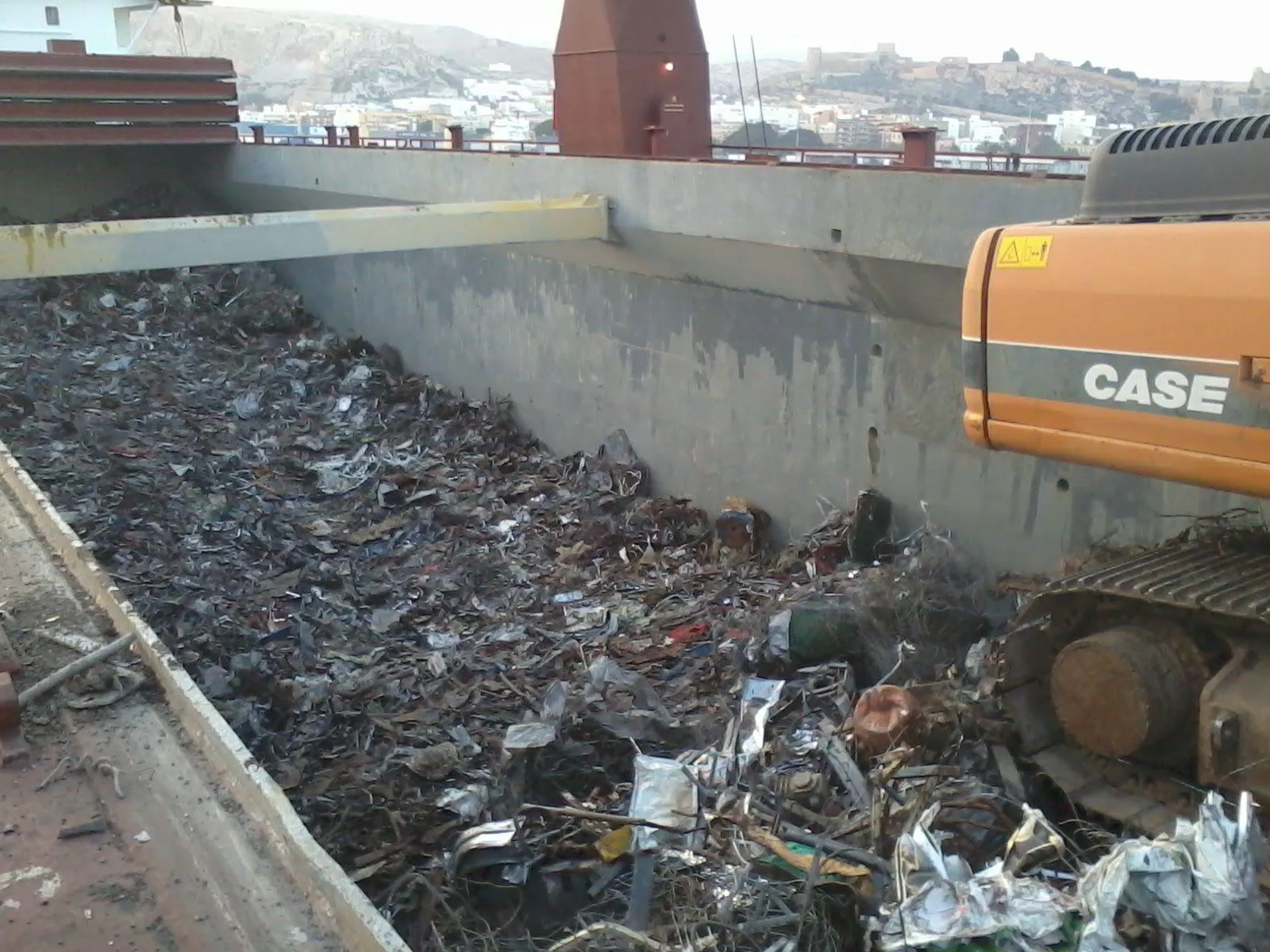Maquinaria trabajando con materiales metálicos