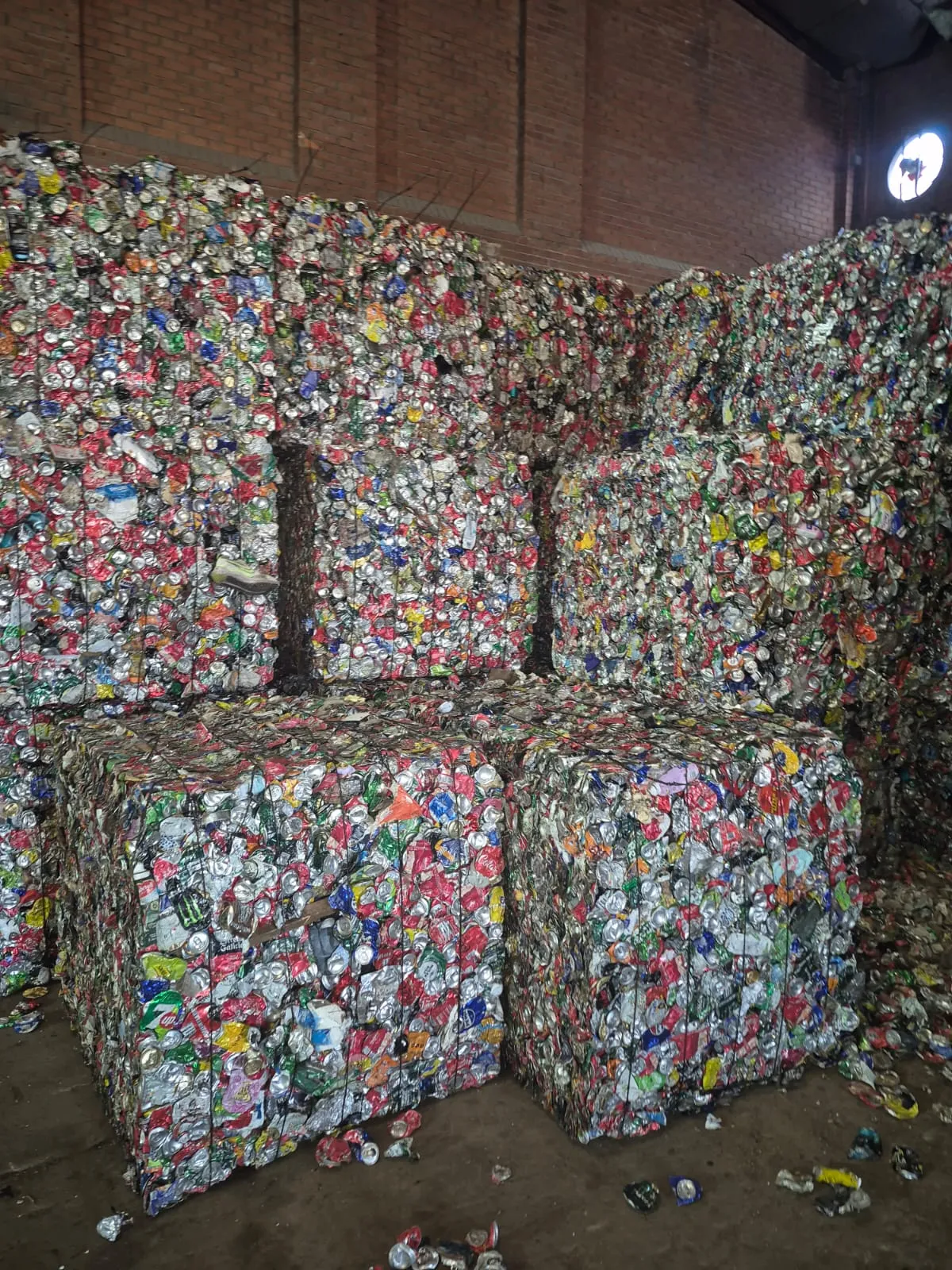 Balas compactadas de materiales reciclables preparadas para su gestión