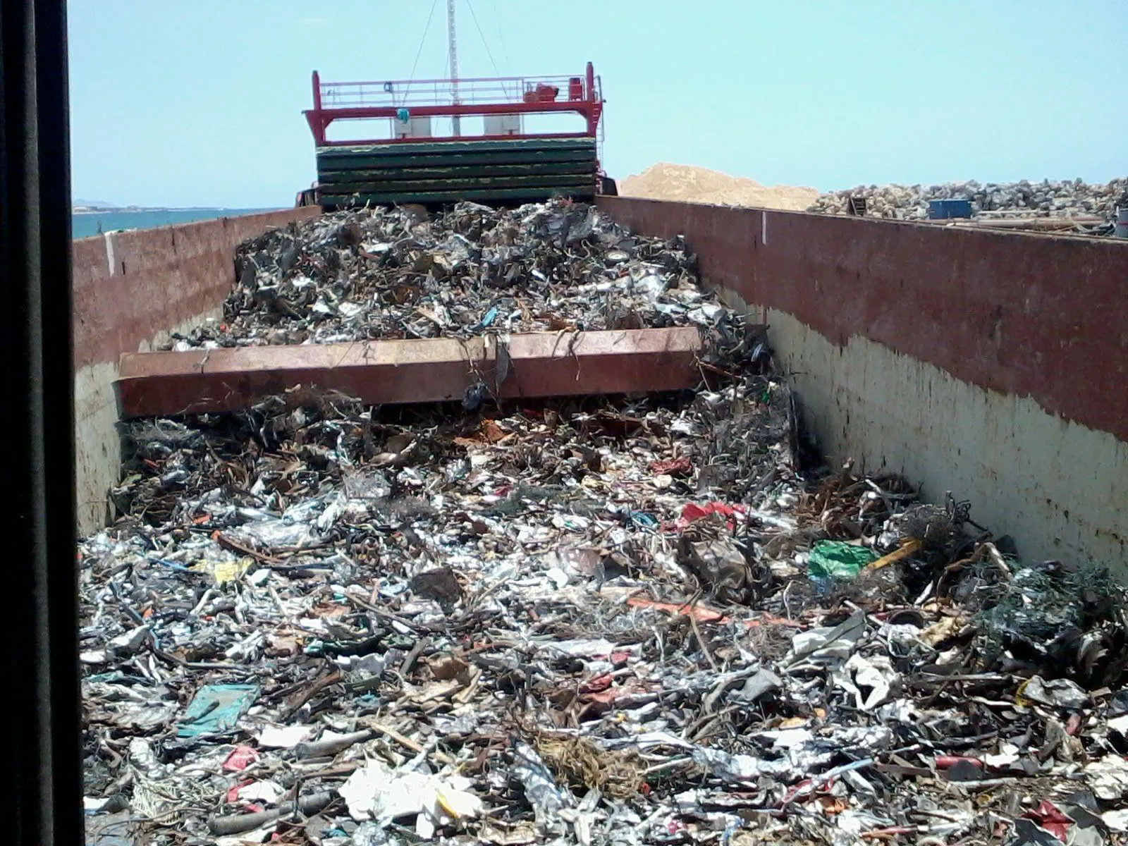 Material metálico dispuesto en la bodega de un buque