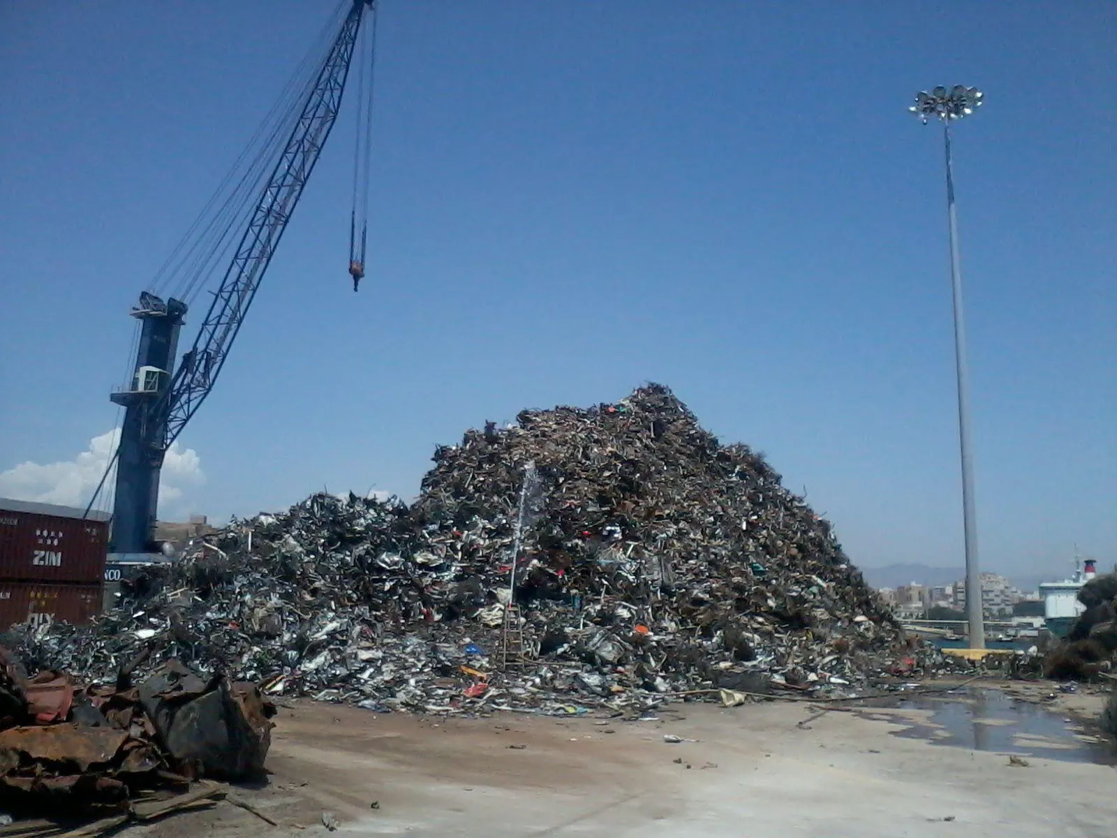 Instalación industrial de Pautrans Recycling con materiales y maquinaria